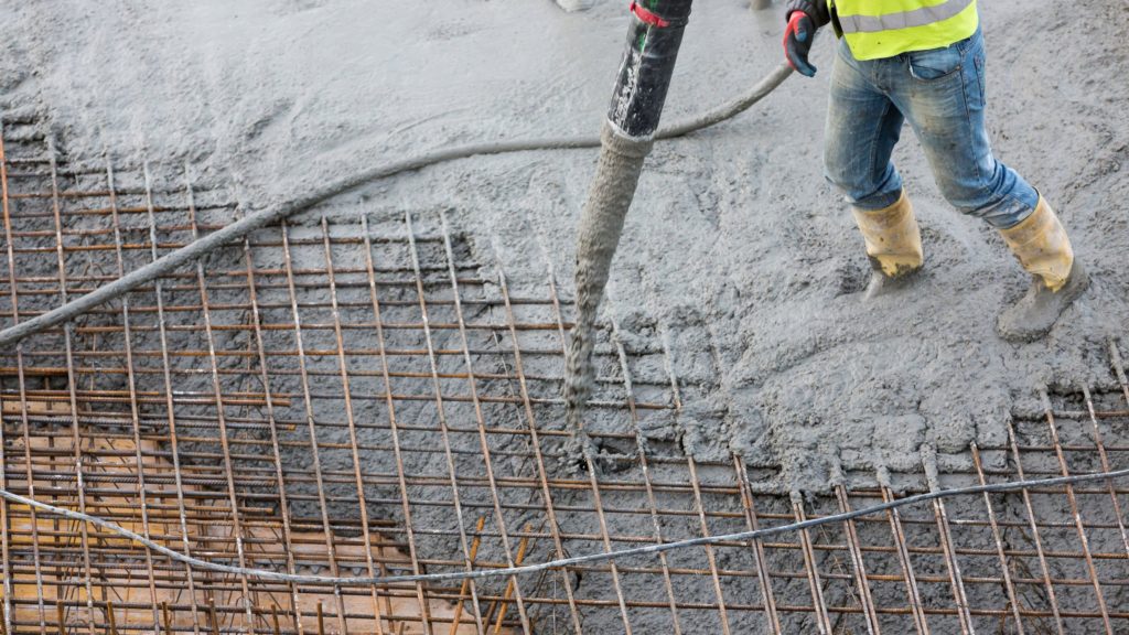 Pompowanie betonu - poznaj najważniejsze kwestie. Na czym polega, jak działa i kto je wykonuje?